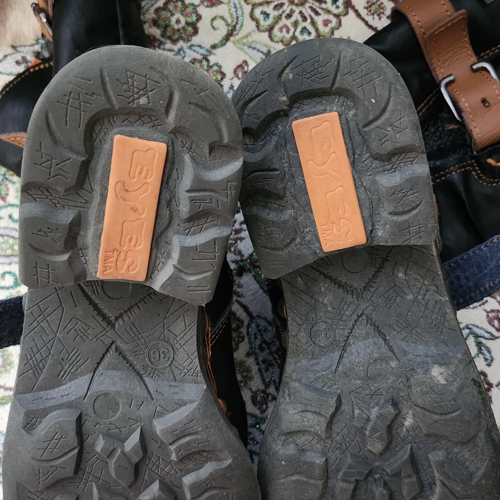 Black and Brown Women's Boots - Picture 5 of 8